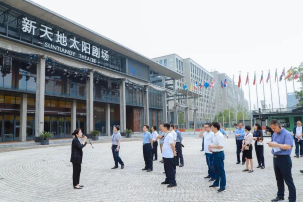 绍兴培训班前往新天地中央活力区开展现场教学活动