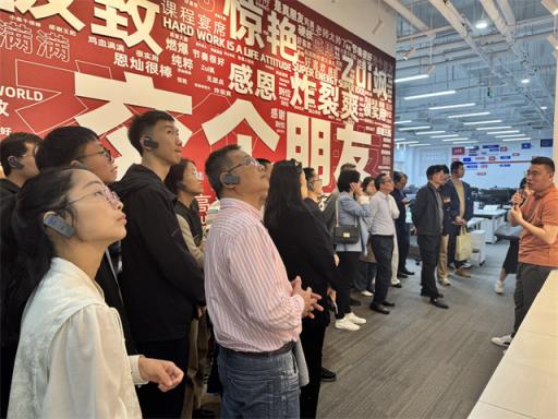 慈溪新闻发言人培训班前往交个朋友直播间和交个朋友电商学苑参观学习杭州直播电商经验
