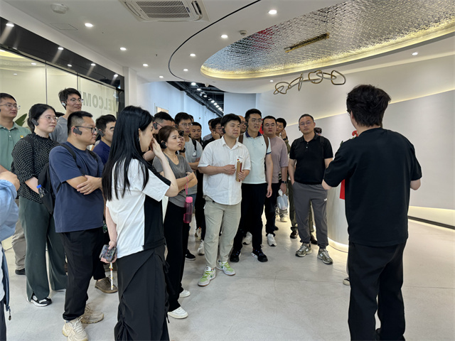 上汽集团考察团前往抖音电商直播基地参观学习数字化营销与电商直播经验