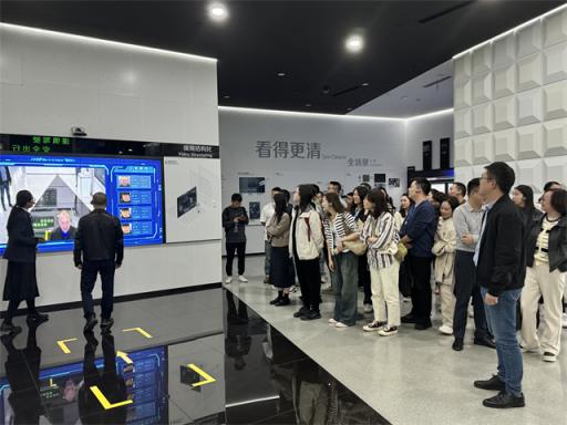 成都润锦城实业培训班参观学习之旅：探索海康威视与图灵小镇的科技魅力