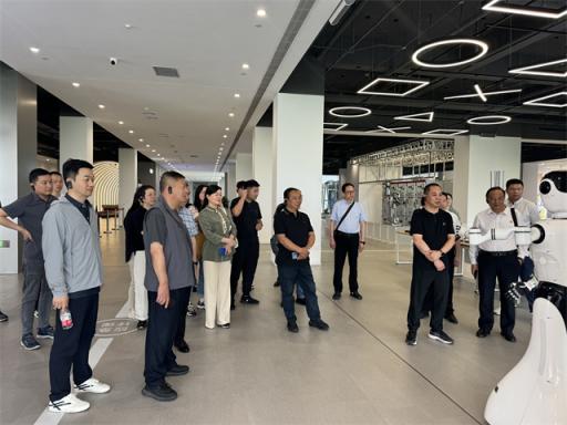 湟里镇镇村干部前往申昊科技参观学习，探索工业智能运维新路径，赋能乡村振兴新动能  第3张