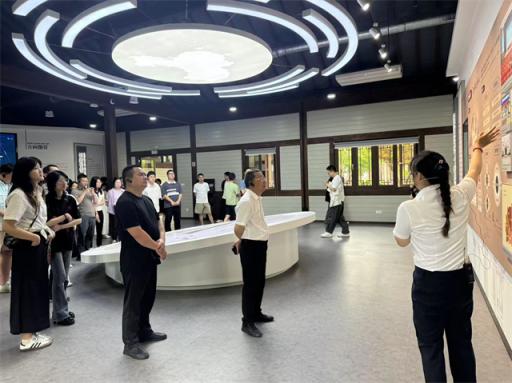 沐川县干部培训班前往越丰村参观学习，探索三治融合新路径  第1张