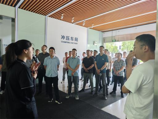 塔里木油田干部培训班走进吉利钱塘基地，探寻智能制造的魅力