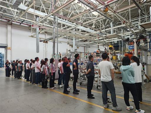 新时代中国特色社会主义思想进修班前往吉利汽车钱塘基地参观学习