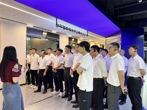 中车青岛四方公司“人工智能+”专题培训班前往AIGC产业创新中心参观学习，探索AI驱动的智造升级新路径