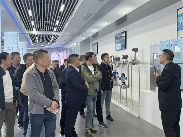 海盐县武原商会企业家前往中控股份参观，探寻智能制造新标杆  第3张