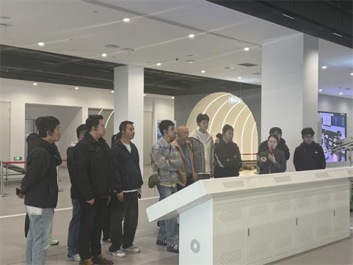 中核干部学院培训班学员前往杭州申昊科技参观学习，探索智能运维领域的前沿实践
